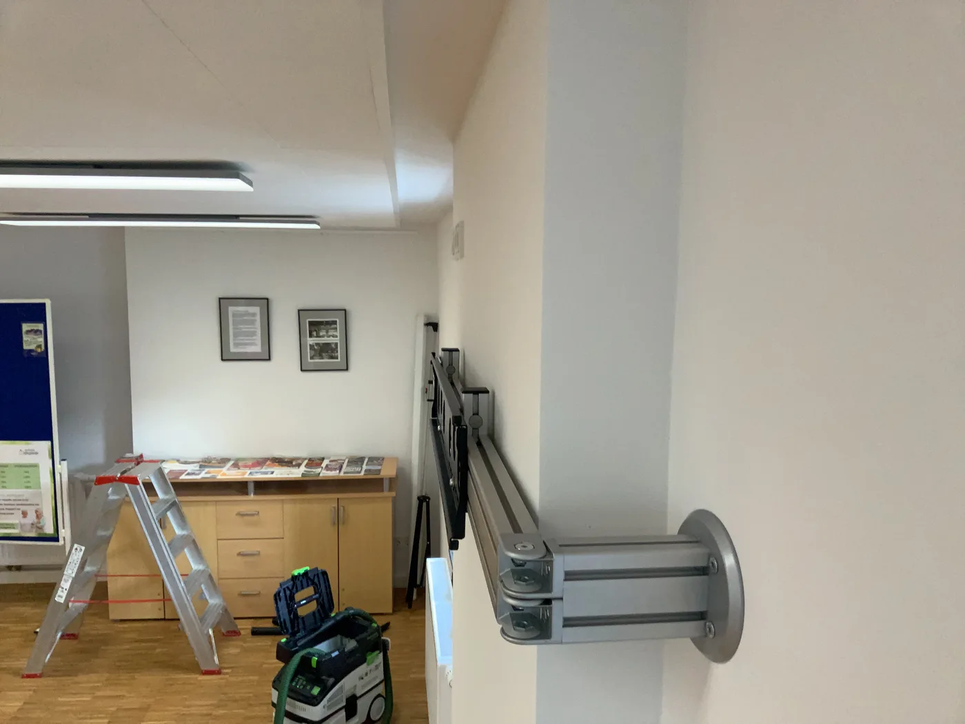 Fertige Displayhalterung an einer Wand