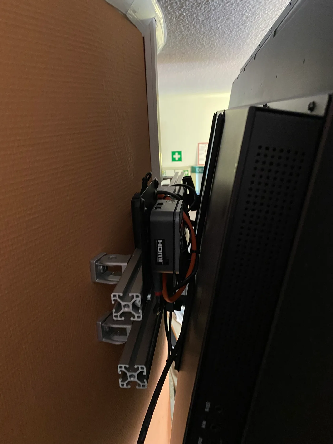 Displayhalterung an einer runden Wand